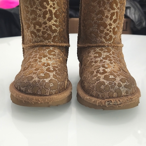 UGG Big Kids Chestnut Classic II Glitter Leopard Boots - Picture 2 of 8